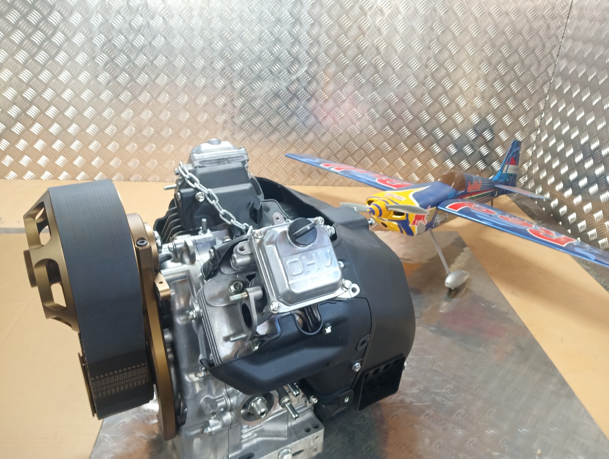 Moteur V-Twin et transmission par courroie en atelier