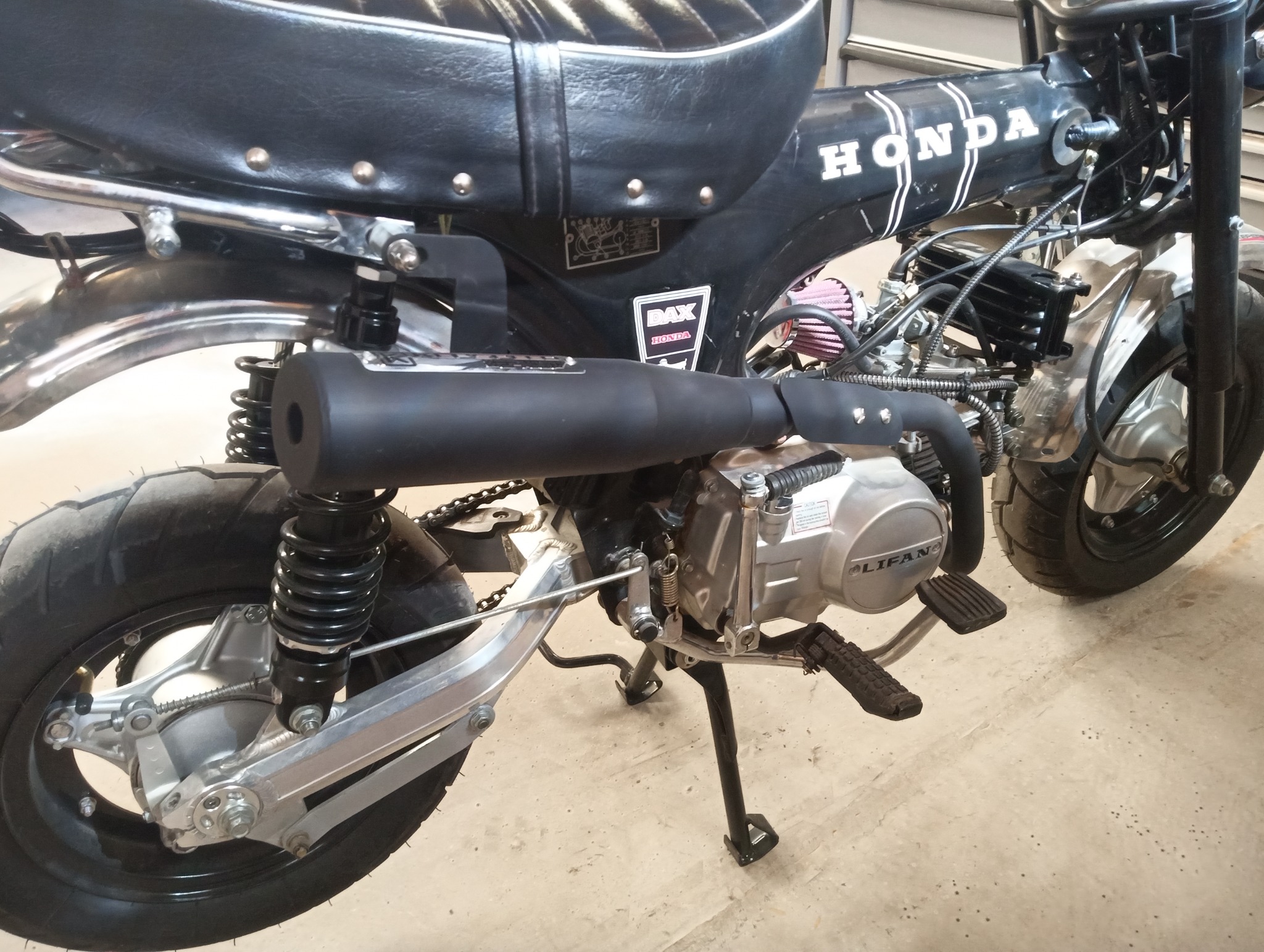 Vue de détail du moteur, de l’échappement et du châssis d’une moto
